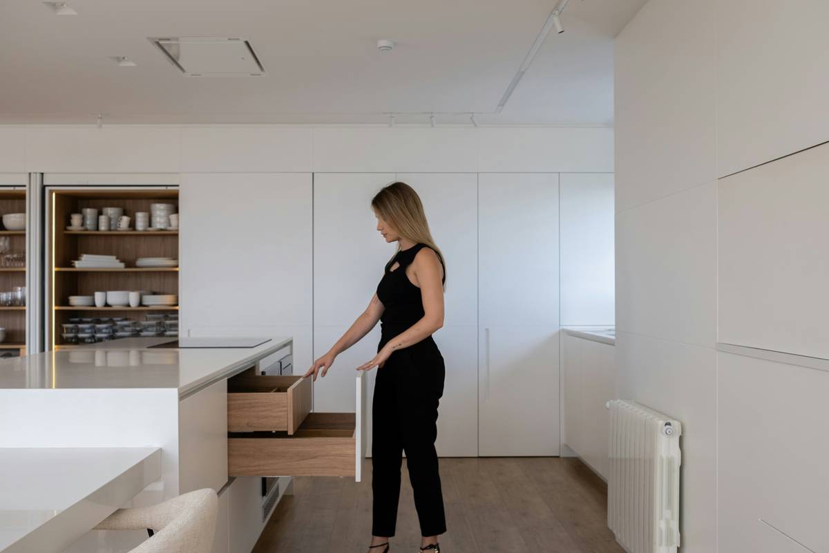 Infographic showing stats: 68% of urban renters cite space constraints as top furniture challenge; smart furniture adoption up 42% since 2020 in studios/1BRs