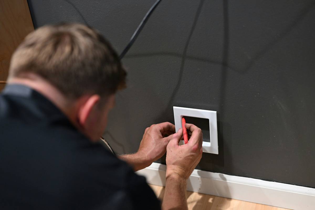 Smart outlet for lights plugged into wall with table lamp attached
